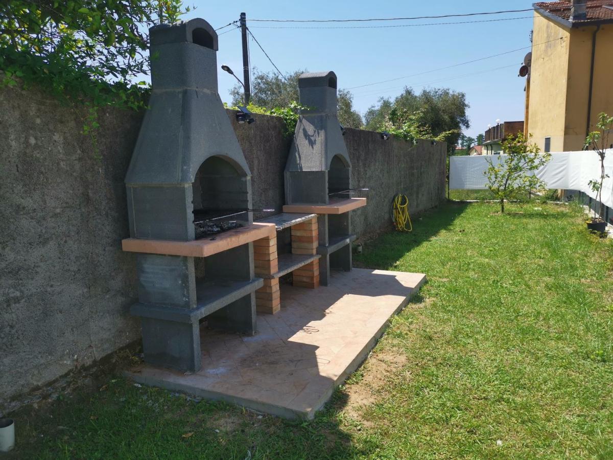 Villa Flora Affittacamere Luni Zewnętrze zdjęcie